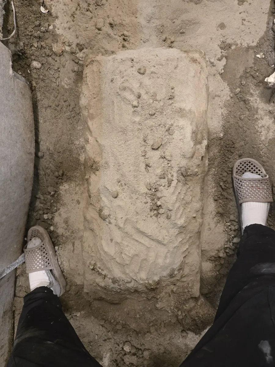 월풀욕조를 들어낸 뒤 드러난 욕조 아래 바닥