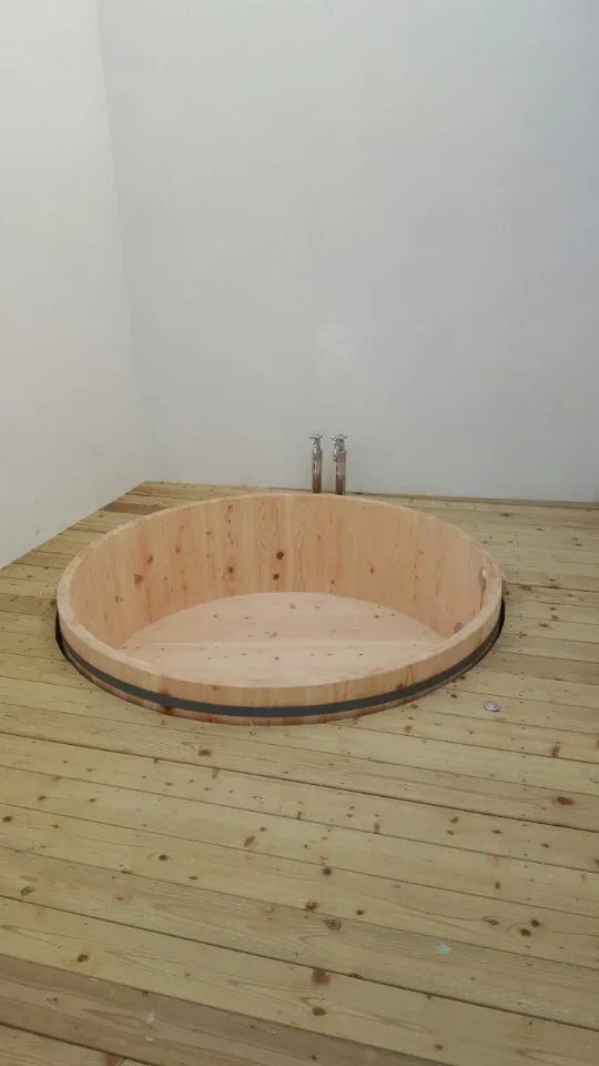 원목 욕조 설치 진행 중인 저층 주택 욕실 예시