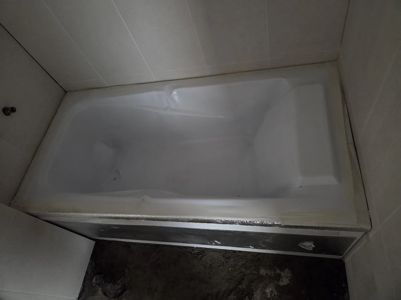 아파트 욕실 신규 욕조 설치 작업 예시