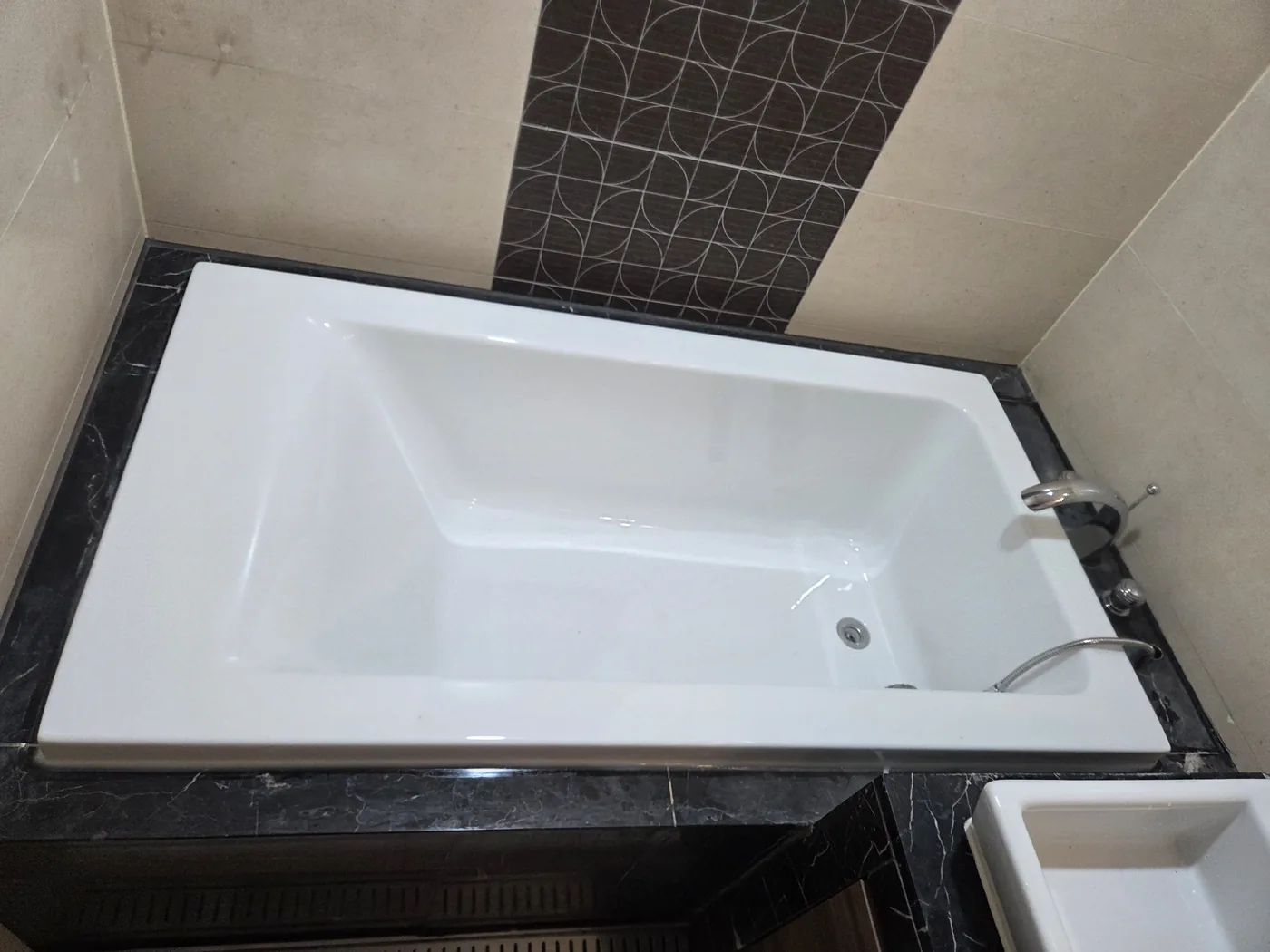 세척을 마친 월풀욕조 전체 모습 예시
